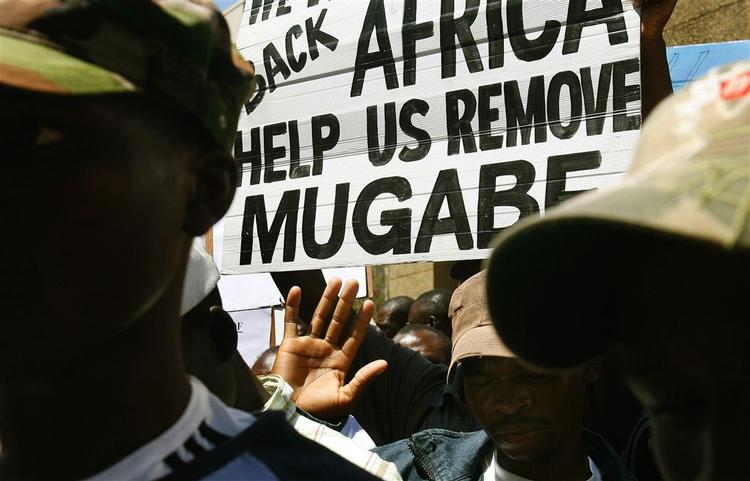 Mange flygtninge fra Zimbabwe demonstrerede tirsdag foran Zimbabwes konsulat i Johannesburg, Sydafrika. 