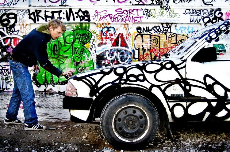 "Ground 69" lagde tirsdag sand til en performancehappening ved Kunstneren Hrvrk, der malede på en til lejligheden doneret Ford Escort. Værket (bilen) skal nu sælges. Foto: Liv Olsen. 