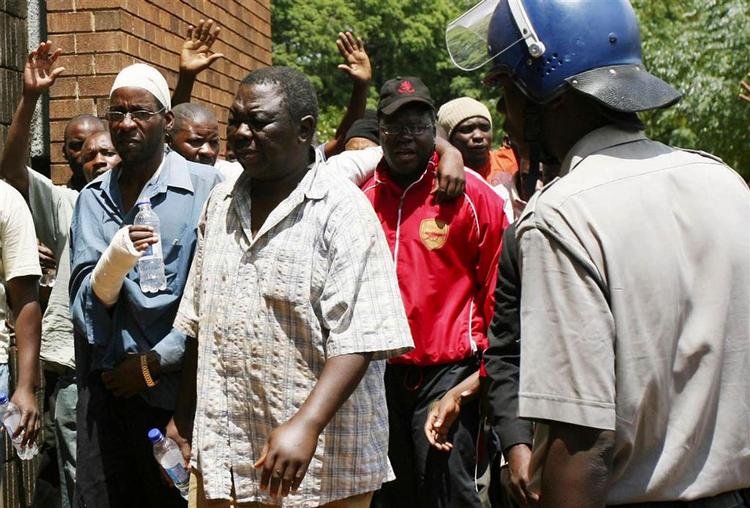 En tydeligt mærket Morgan Tsvangirai på vej til hospitalet efter at have givet møde i retten tirsdag 