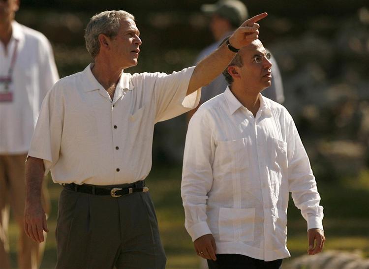 George W. Bushs rådgivere måtte holde ekstraordinært pressemøde i Mexico, hvor præsidenten i øjeblikket er på besøg. Her ses han med den mexicanske præsident Felipe Calderon. 