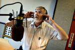 Radioavisens sædvanlige oplæser Palle Hermund er en af dem, der ikke er på arbejde i dag. Journalisterne har nedlagt arbejdet, og cheferne har overtaget oplæsningen og produktionen af nyheder. 