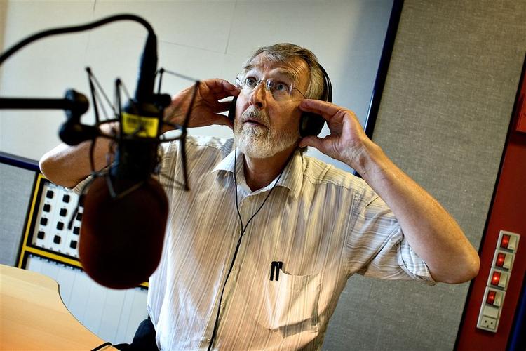 Radioavisens sædvanlige oplæser Palle Hermund er en af dem, der ikke er på arbejde i dag. Journalisterne har nedlagt arbejdet, og cheferne har overtaget oplæsningen og produktionen af nyheder. 
