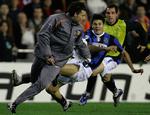 David Navarro blev efter sin svinestreg mod Nicolas Burdisso jagtet af Inters Julio Cruz, som forsøgte sig med en glidende tackling. Det faldt ikke i UEFA's smag. 