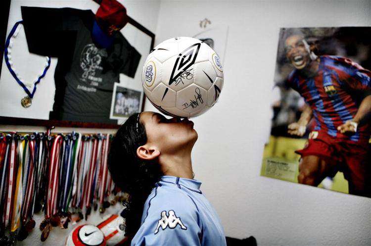 Det danske stortalent Alexander Jakobsen har kun én fodboldplakat på sit drengeværelse i Rødovre - og den portrætterer naturligvis hansstore idol, Ronaldinho, i den spanske storklub FC Barcelonas trøje. 