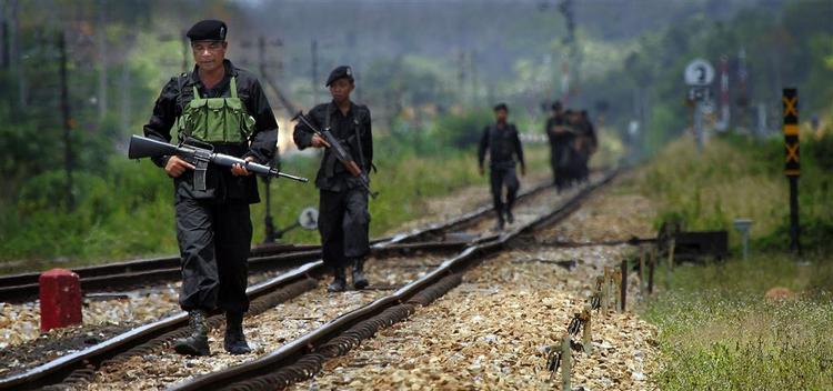 I det sydlige Thailand blusser konflikten mellem oprørsbevægelser op. Imens forsøger den thailandske hær at opretholde ro og orden. 