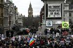 Tusinder af demonstranter samledes onsdag på Trafalgar Square i protest mod fornyelsen af atomubåde. 