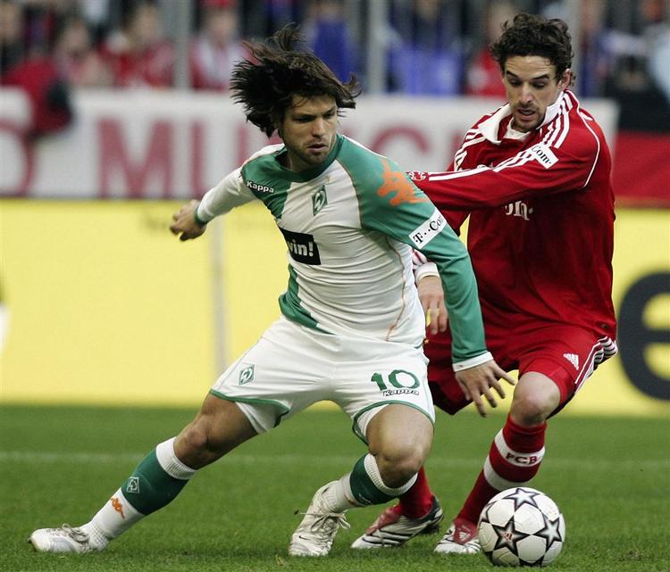 Daniel Jensen (tv.)i søndagens kamp mod Bayern München. 