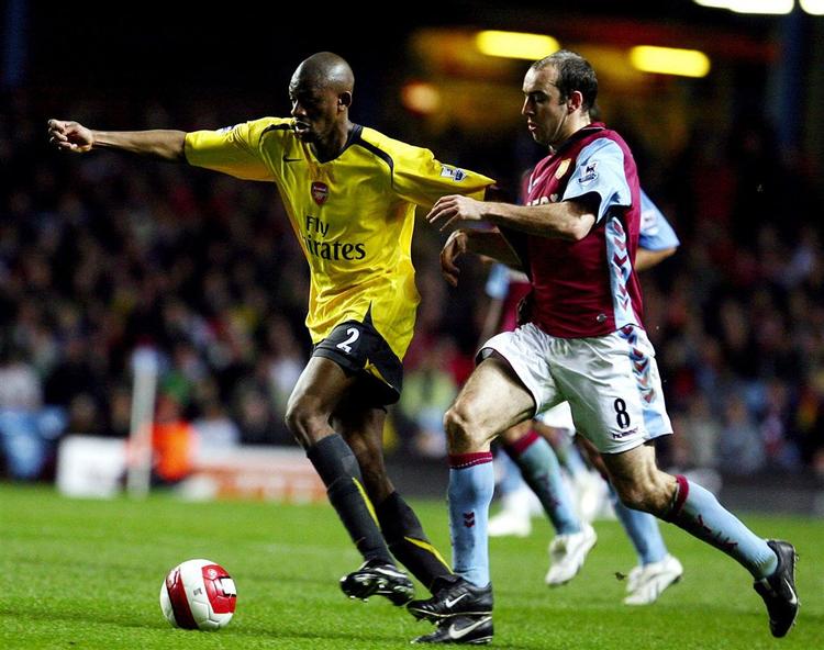 Abou Diaby (tv.) sørgede for de tre point til Arsenal. 