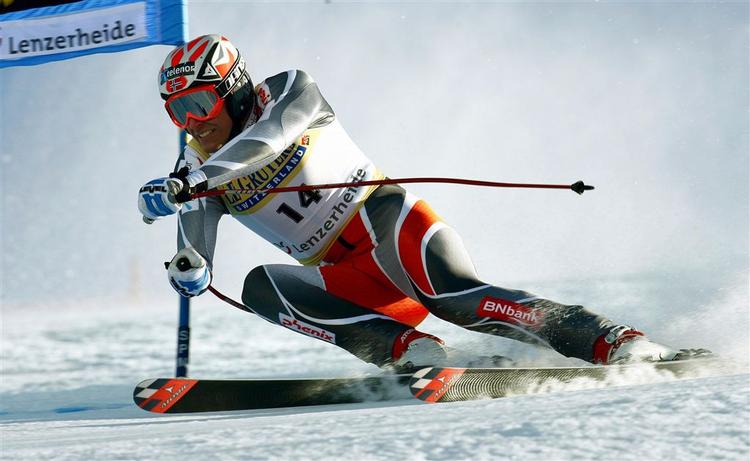 Norske Aksel Lund Svindal har næsten indhentet Benjamin Raich i den samlede World Cup efter sin anden sejr på to dage. 