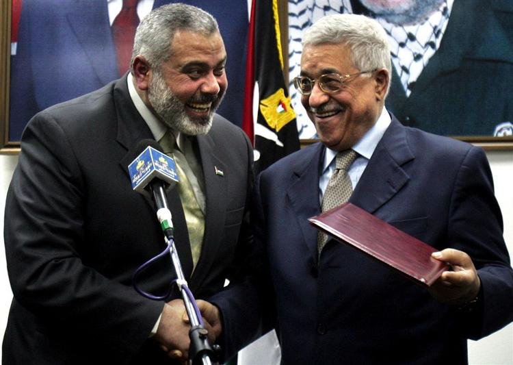 Efter lang tids genvordigheder er en palæstinensisk samlingsregering præsenteret. Her ses præsident Mahmoud Abbas til højre og premierminister Ismail Haniyeh. 
