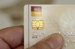 De nye chipdankort har været kritiseret for dårlig kvalitet, manglende sikkerhed og langsomme transaktioner. Nu er der også problemer med at få danskerne til at tage kortet med sig, når de forlader butikken. 