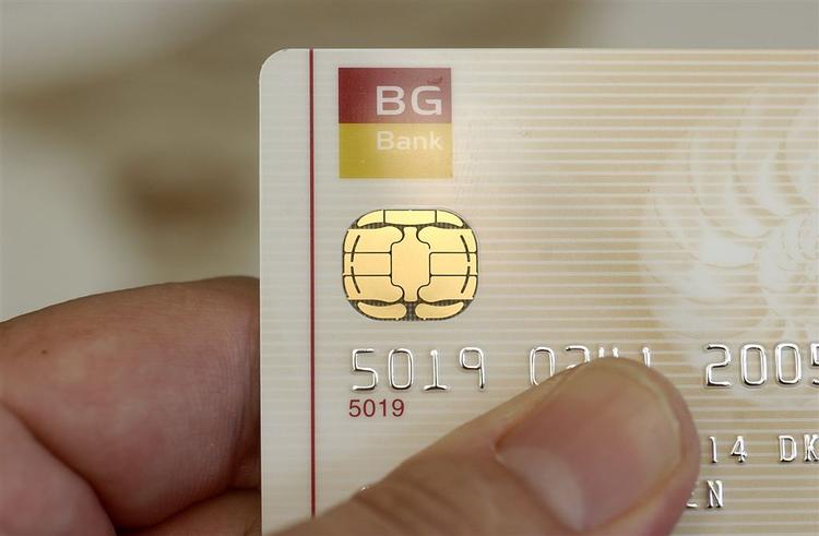 De nye chipdankort har været kritiseret for dårlig kvalitet, manglende sikkerhed og langsomme transaktioner. Nu er der også problemer med at få danskerne til at tage kortet med sig, når de forlader butikken. 
