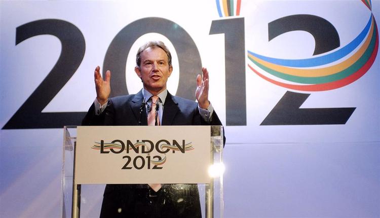 Storbritanniens premierminister Tony Blair under kampagnen for at få OL til London. 