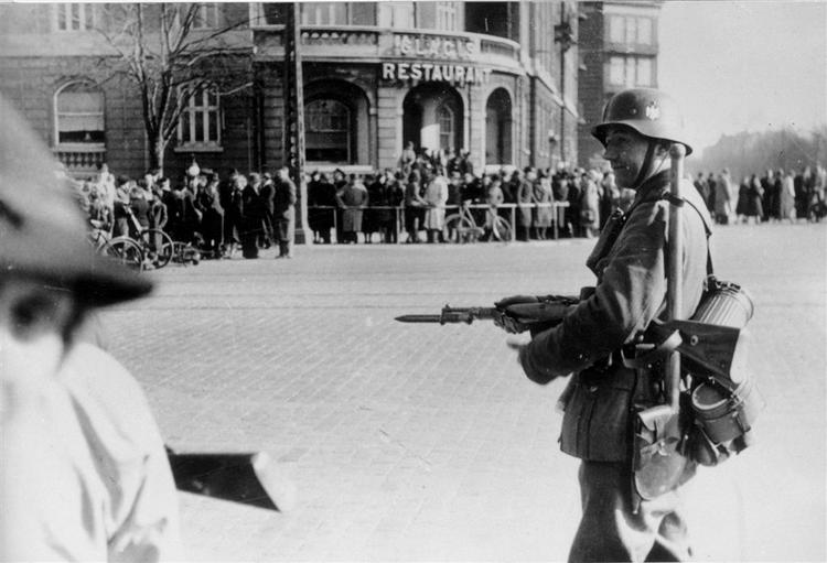 Tysk soldat ved Østerport 9. april 1940. Tyskerne har ikke betalt deres krigsskadeerstatninger fuldt ud. 
