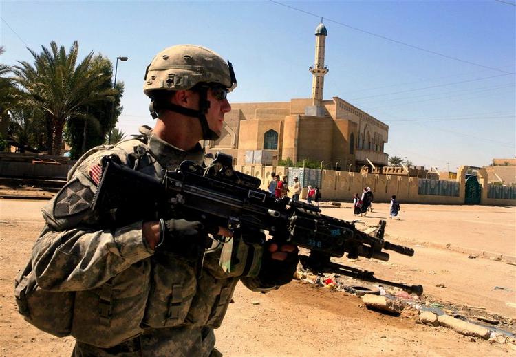 En amerikansk soldat patruljerer i Sadr City. 