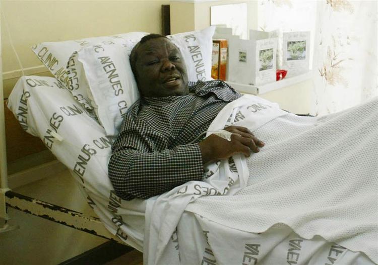 Zimbabwes førende oppositionsleder her i sin hospitalsseng efter sit møde med landets politistyrker. 