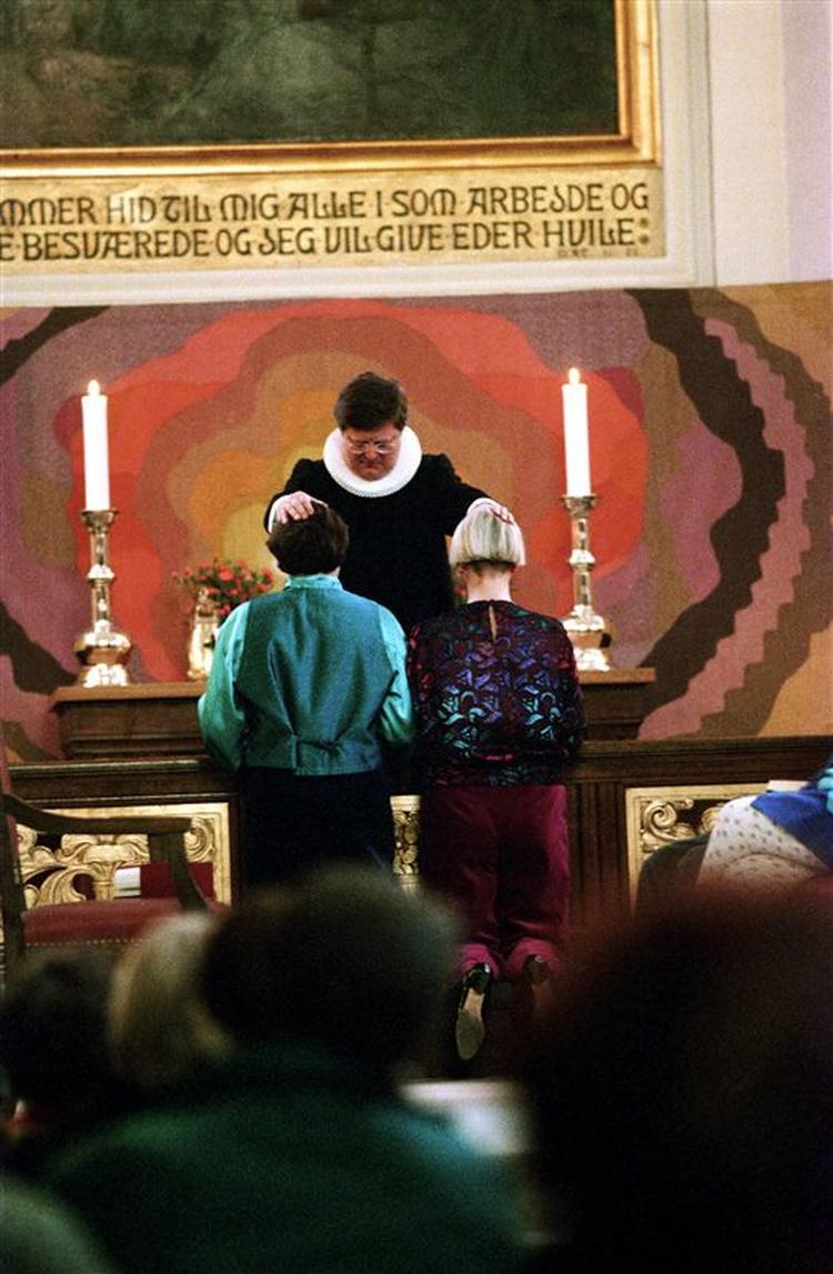 Danske præster kan alene velsigne homoseksuelle par. I Sverige vil man nu tillade, at homoseksuelle par kan vies i kirken. 