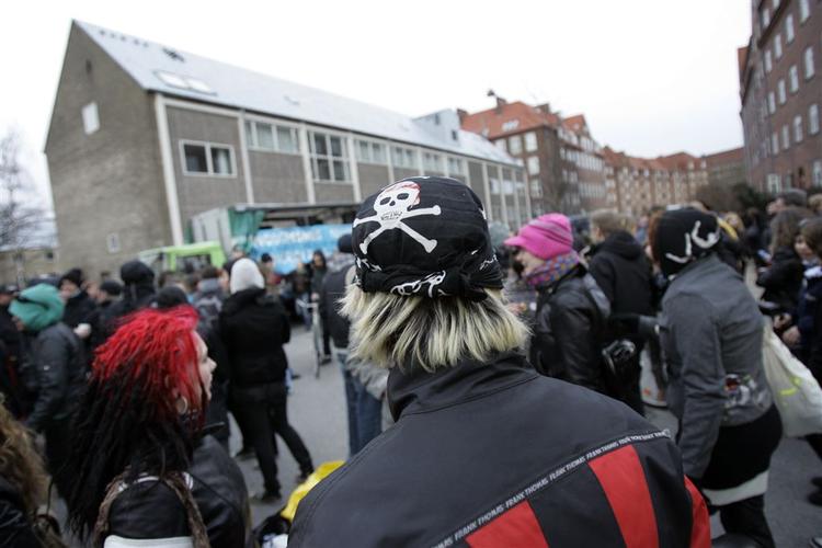 En gruppe demonstranter samledes fredag ved huset i Stevnsgade, som de unge brugere af Ungdomshuset tidligere er blevet tilbudt. 