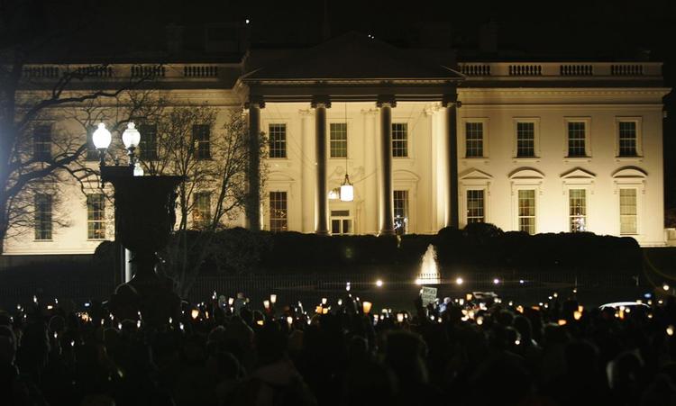 Med batteridrevne lygter mødte flere tusinde amerikanerne op til antikrigsprotester foran Det Hvide Hus.Flere demonstrationer er i vente. 