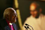 Desmond Tutu kræver, at afrikanske ledere undsiger Mugabe. 