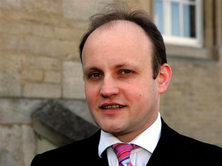 Undersøgelsesdommer Andrew Walker fastslår, at der er tale om en kriminel. 