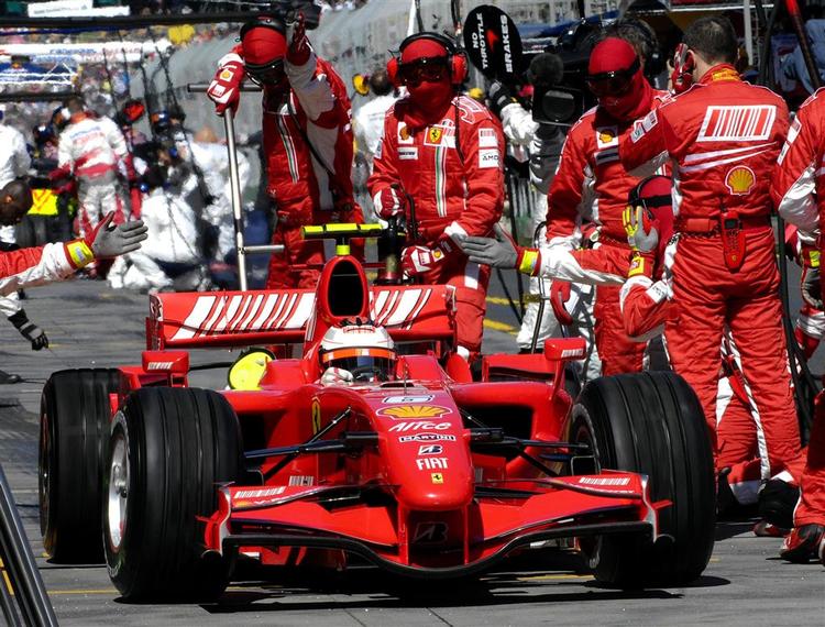 Kimi Raikkonen i pit under lørdagens tidskørsel forud for Melbournes Grand Prix. 