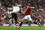 Wayne Rooney er endnu engang sprintet fra et tamt Boltonforsvar og kan score sit andet mål i kampen. 