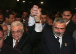 Præsident Mahmoud Abbas (tv.) og ministerpræsident Ismail Haniyeh fra Hamas (th) fejrer, at parlamentet godkendte koalitionsregeringen. 