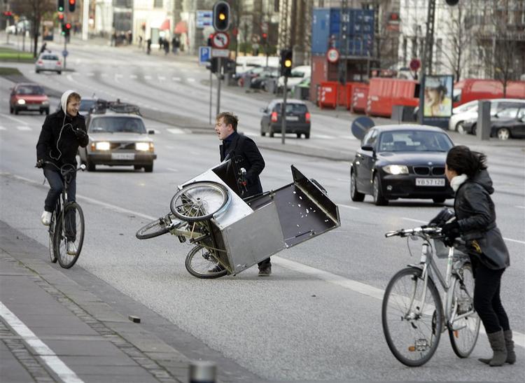 Lette køretøjer kan få problemer i weekendens blæsevejr. Det skete i hvert fald for den cyklist ved storm i januar. 