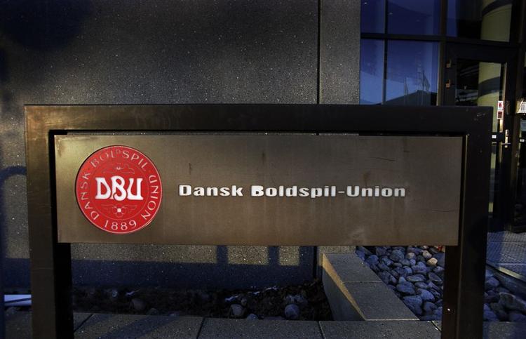 Formand Allan Hansen mener som resten af DBU-bestyrelsen, at det er etisk forkert at hente unge afrikanere til Danmark for at spille fodbold. 