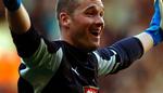 Tottenhams og det engelske landsholds målmand, Poul Robinson, jubler over sin scoring for Tottenham,da han fra 90 meter sendte bolden i nettet bag Watford målmanden Ben Foster. 