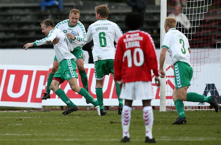 Kim Olsen og holdkammeraterne jubler efter scoringen til 1-0. 