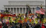 Tusinder af demonstranter krævede USA's tilbagetrækning fra Irak foran Pentagon. 