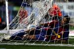 Ronaldinho fra Barcelona ender i nettet i kampen mod Recreativo Huelva. Men det gjorde også bolden fire gange for topholdet i den spanske liga. 