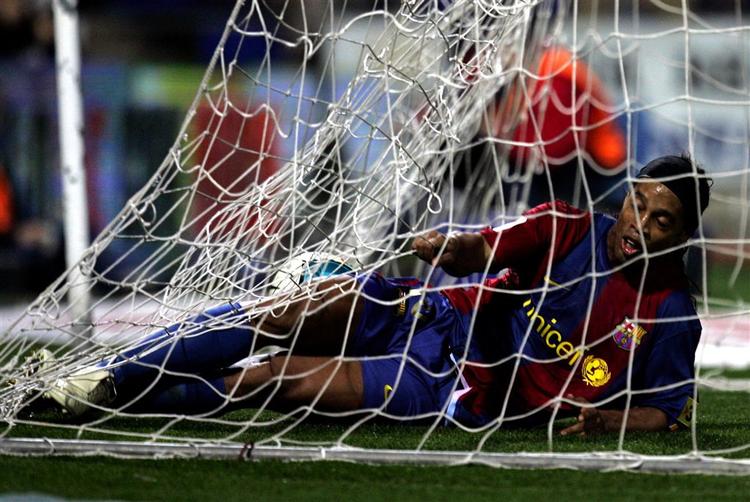 Ronaldinho fra Barcelona ender i nettet i kampen mod Recreativo Huelva. Men det gjorde også bolden fire gange for topholdet i den spanske liga. 