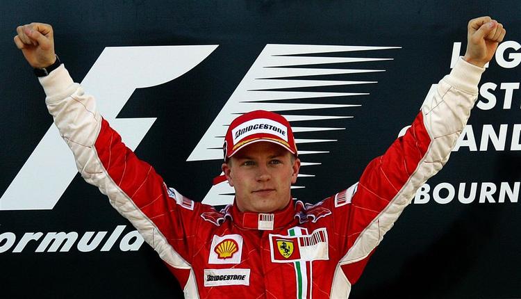 Kimi Raikkonen jubler efter sejren i Melbourne. 