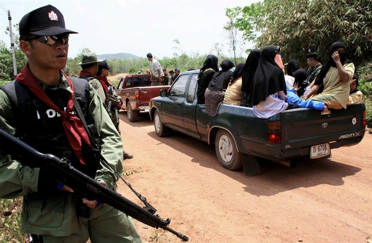 Den thailandske hær er i dag talstærkt til stede i den sydthailandske  landsby, hvor tre børn lørdag aften blev skudt og dræbt - formodentligt af islamister. 