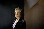 Marianne Jelveds strategi med ikke at binde sig til hverken Socialdemokraterne eller regeringspartierne kan vise sig at give bagslag. 
