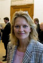 Social- og ligestillingsminister Eva Kjer Hansen bedes nu gå ind i sag om forskelsbehandling mellem mænd og kvinder med priser på bilforsikringer. 
