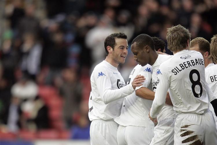 FCK's Atiba Hutchinson (i midten af billedet) scorede til 1-0 i første halvleg, da FC København og FC Nordsjælland spillede 1-1 i Parken. 
