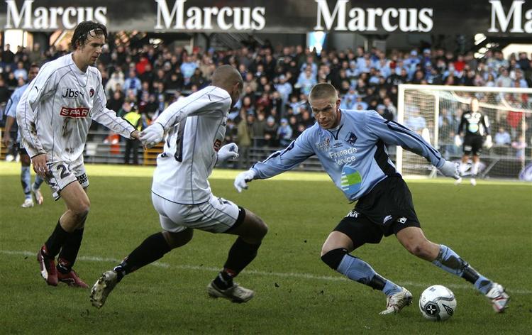 Kampen mellem Randers og Midtjylland vil mest af alt blive husket for den bidende vind. 