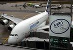 Den store Airbus A380 venetr i lufthavnen i Frankfurt på at flyve til USA i dag. 