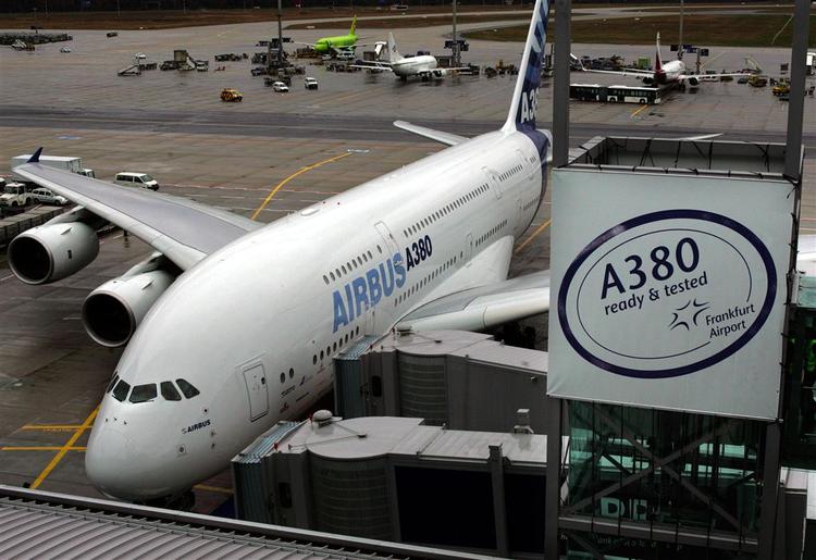 Den store Airbus A380 venetr i lufthavnen i Frankfurt på at flyve til USA i dag. 