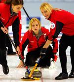 Madeleine Dupont (midten) giver ordrer til  Camilla Jensen (tv.) og Denise Dupont under VM i Japan. 