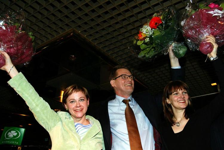 Centerpartiets statsminister Matti Vanhanen med to kvindelige partimedlemmer på valgnatten 