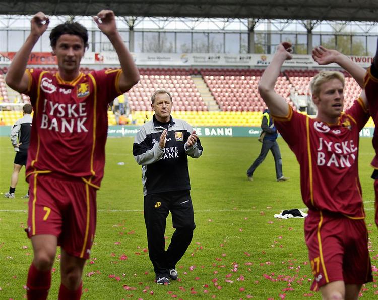 Dennis Bo Mortensen(t.h.)efter en kamp mod Horsens på Farum Stadion, en af de få kampe Dennis Bo Mortensen fik for den nordsjællandske klub. 