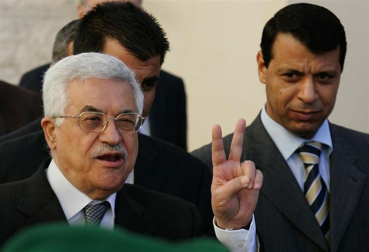 Selvstyrets præsident Mahmod Abbas (tv) med sin toprådgiver Mohammad Dahlan, som Hamas vil af med 