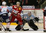 AaBs russiske topscorer Ilya Dubkov(i rødt) mellem Sønderjyskes amerikanske målmmand, Mike Ayers og canadiske John Miner. 