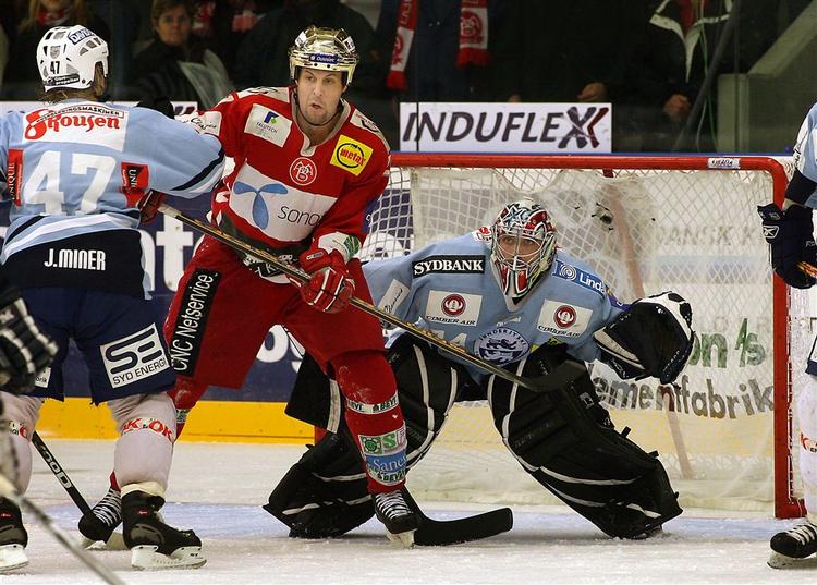 AaBs russiske topscorer Ilya Dubkov(i rødt) mellem Sønderjyskes amerikanske målmmand, Mike Ayers og canadiske John Miner. 