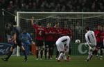 Eric Braamhaar (yderst tv.) var også genstand for stor opstandelse, da han godkendte denne scoring af Ryan Giggs i Champions League-kampen Lille-Manchester United. 